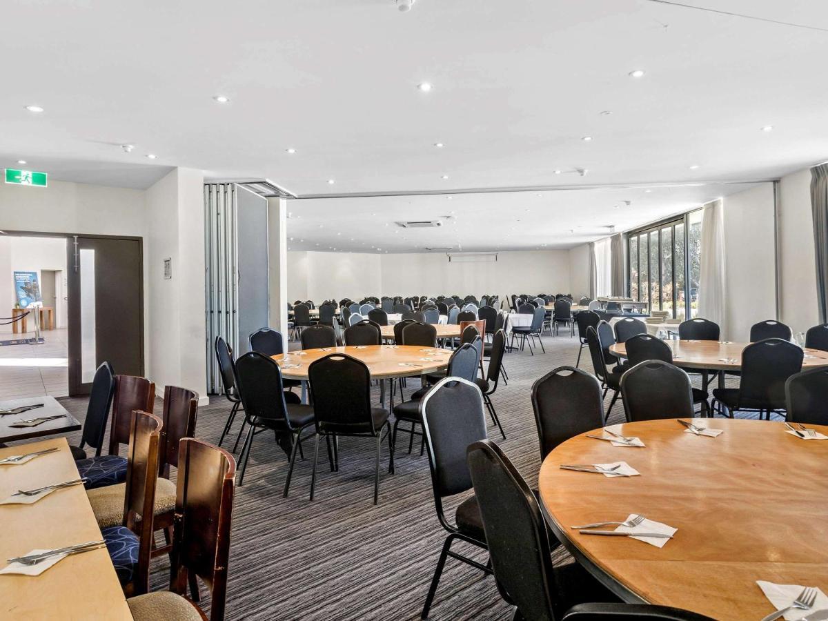Ibis Styles Canberra Eagle Hawk Exterior photo