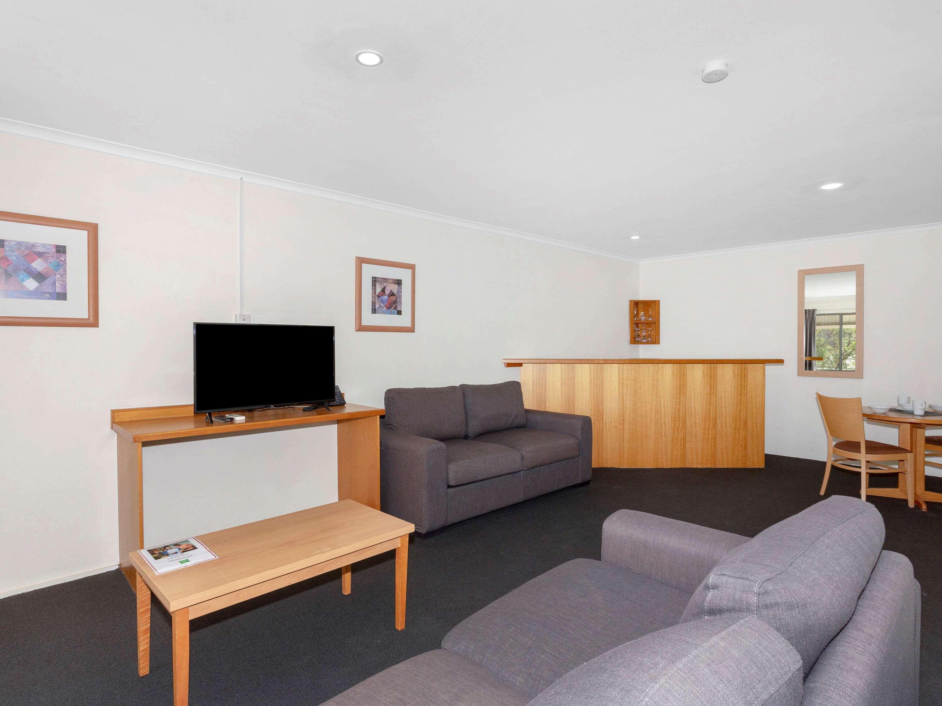 Ibis Styles Canberra Eagle Hawk Exterior photo