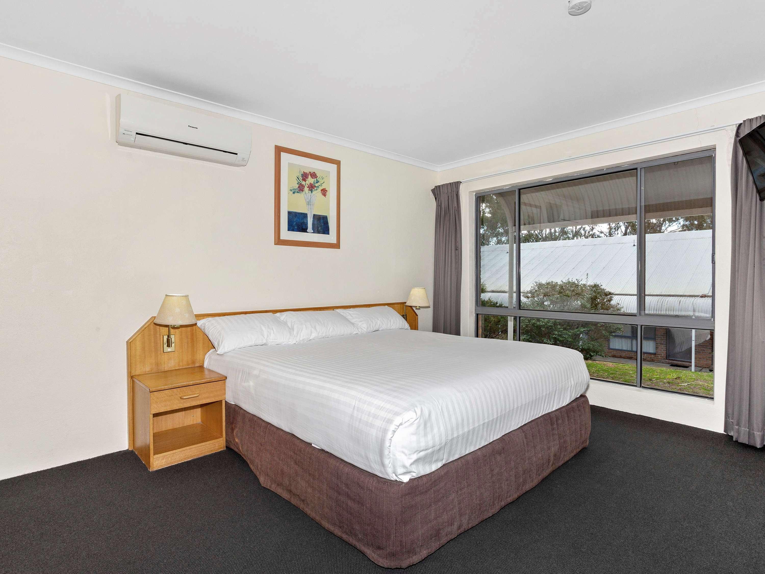 Ibis Styles Canberra Eagle Hawk Exterior photo