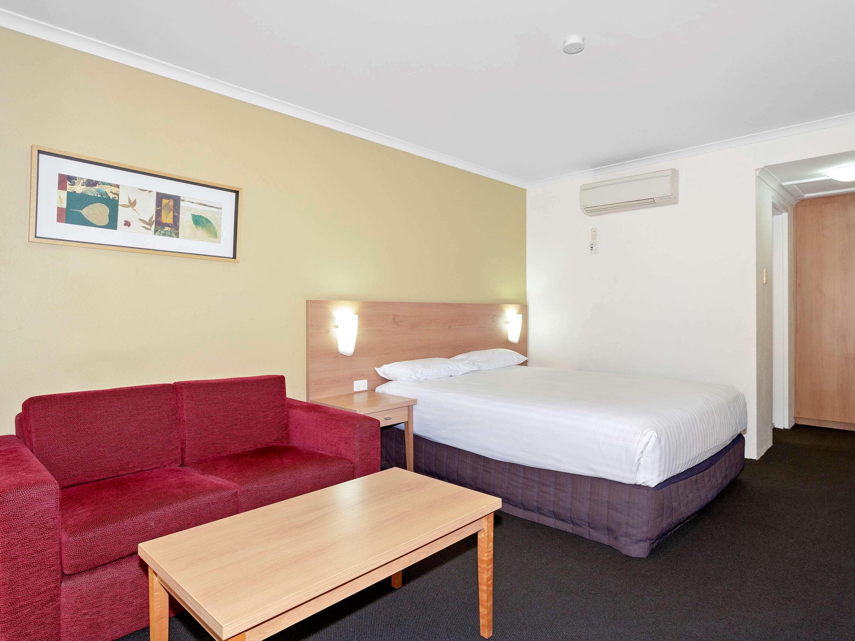 Ibis Styles Canberra Eagle Hawk Exterior photo