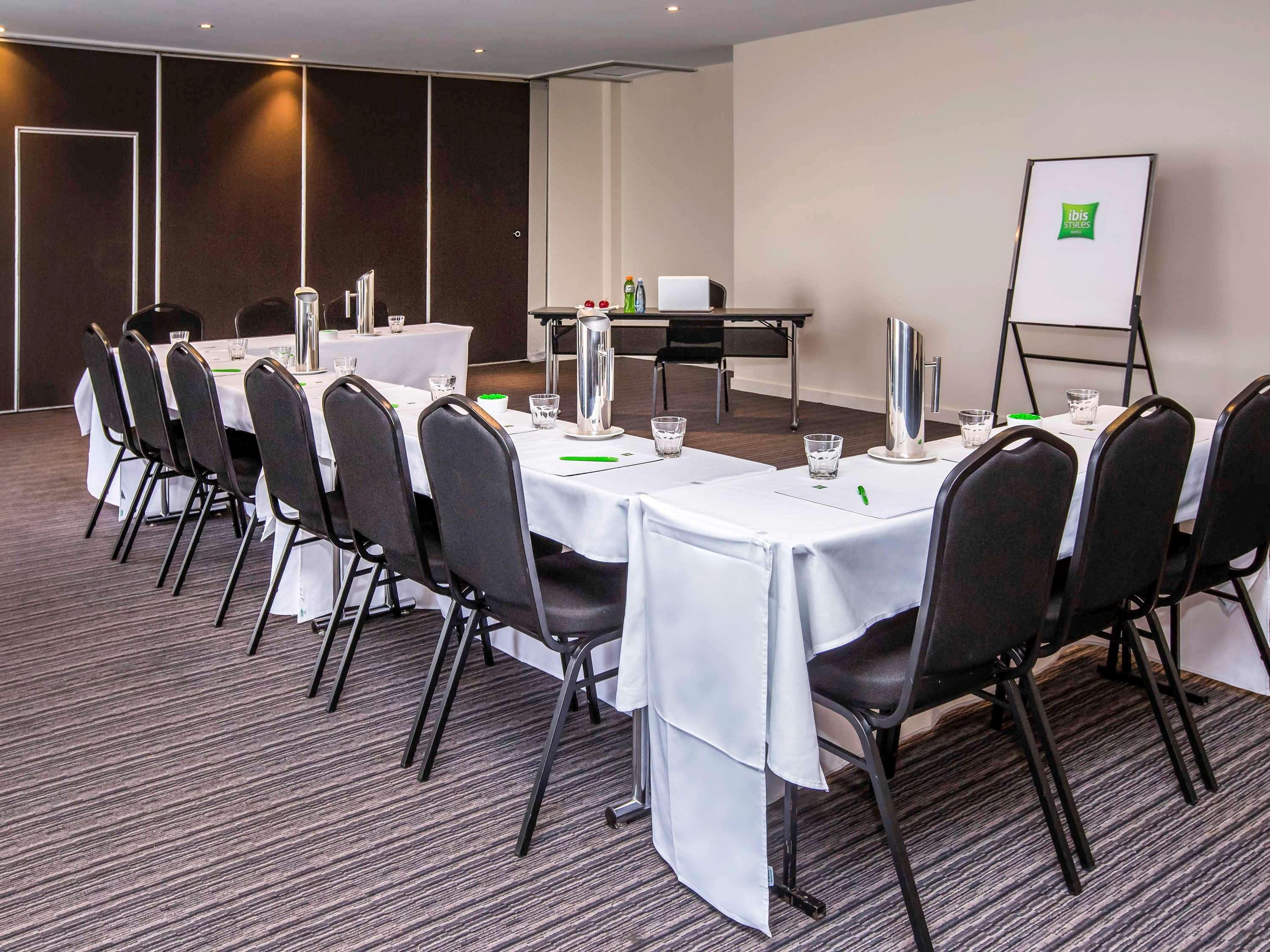 Ibis Styles Canberra Eagle Hawk Exterior photo