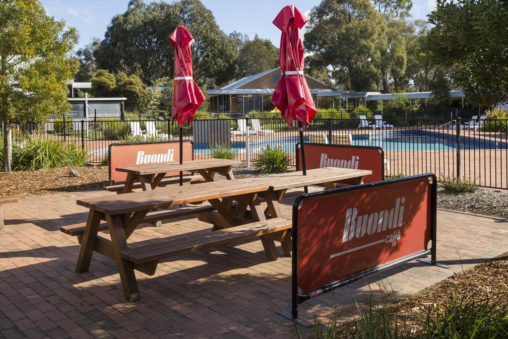 Ibis Styles Canberra Eagle Hawk Exterior photo